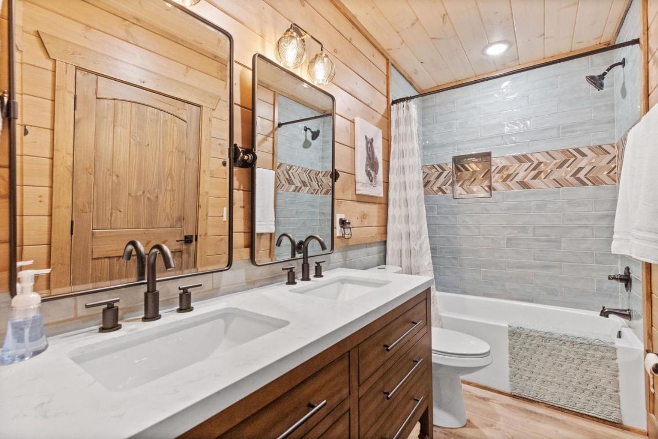 개틀린버그 Mins To Gburg Sleeps 8 Hot Tub Arcade Area Pool 빌라 외부 사진