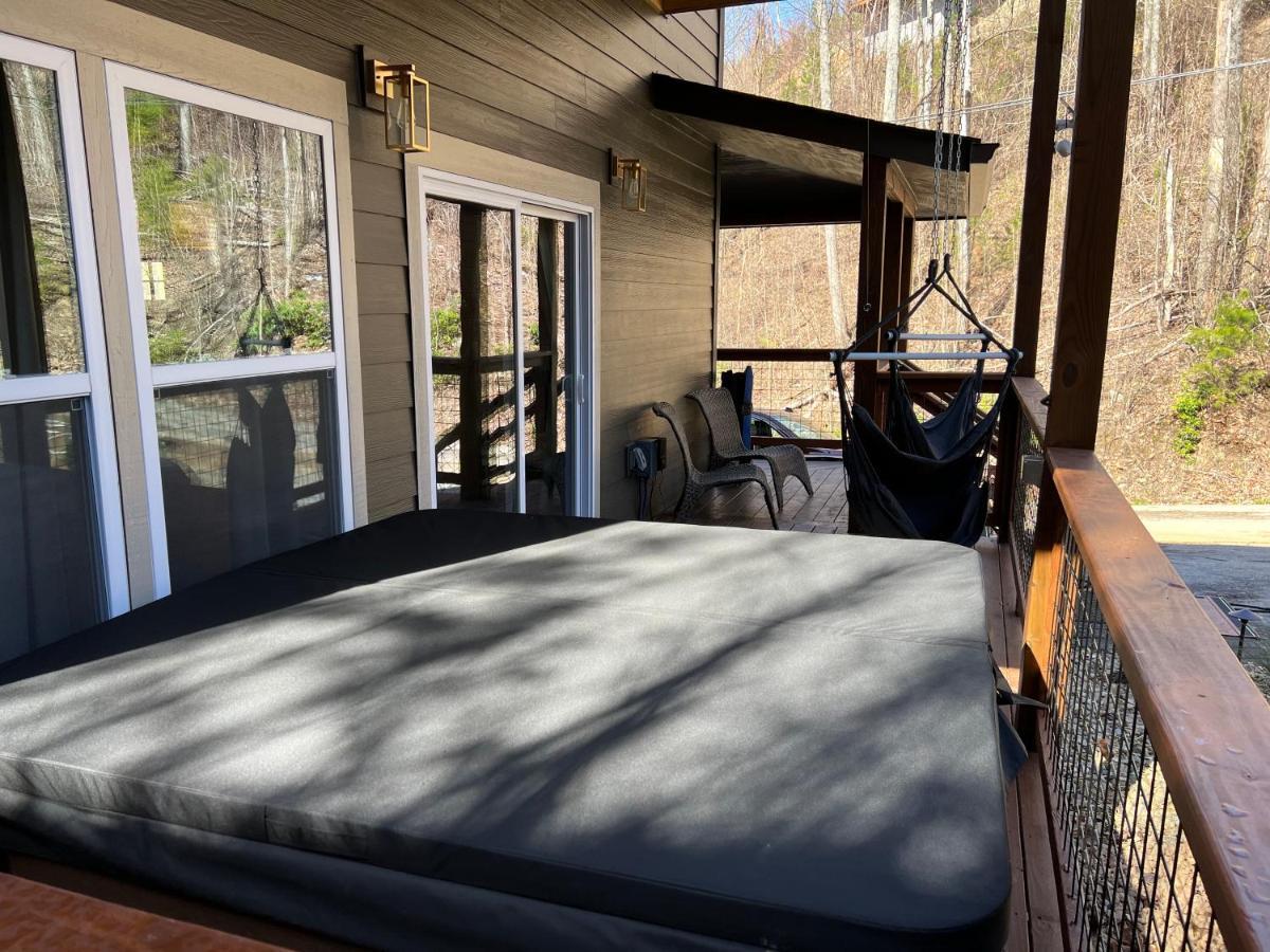 개틀린버그 Mins To Gburg Sleeps 8 Hot Tub Arcade Area Pool 빌라 외부 사진