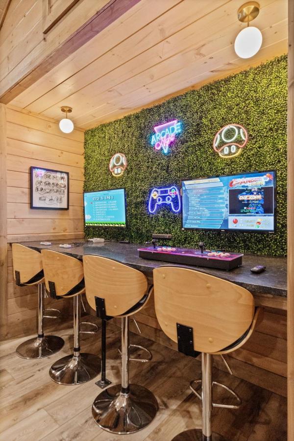 개틀린버그 Mins To Gburg Sleeps 8 Hot Tub Arcade Area Pool 빌라 외부 사진