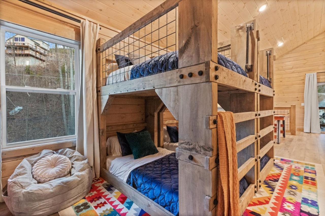개틀린버그 Mins To Gburg Sleeps 8 Hot Tub Arcade Area Pool 빌라 외부 사진
