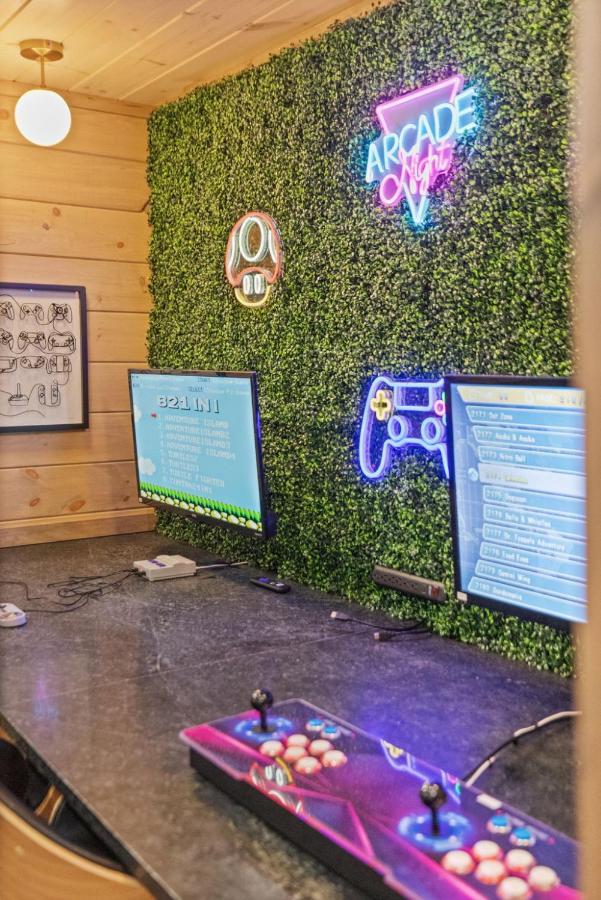 개틀린버그 Mins To Gburg Sleeps 8 Hot Tub Arcade Area Pool 빌라 외부 사진
