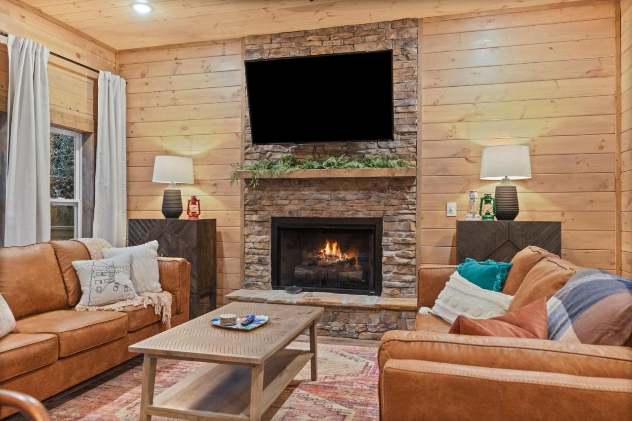 개틀린버그 Mins To Gburg Sleeps 8 Hot Tub Arcade Area Pool 빌라 외부 사진
