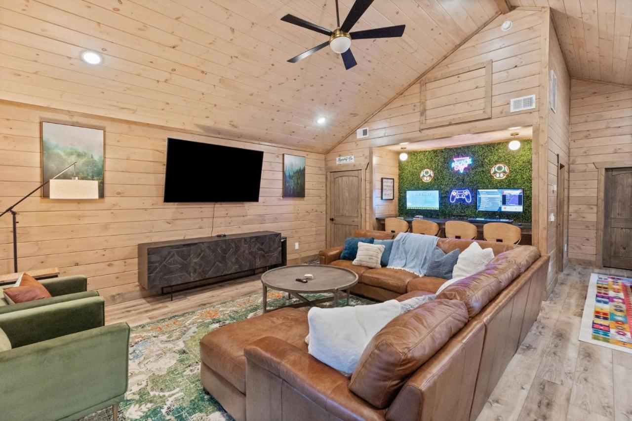 개틀린버그 Mins To Gburg Sleeps 8 Hot Tub Arcade Area Pool 빌라 외부 사진