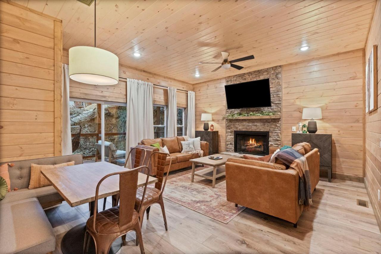 개틀린버그 Mins To Gburg Sleeps 8 Hot Tub Arcade Area Pool 빌라 외부 사진